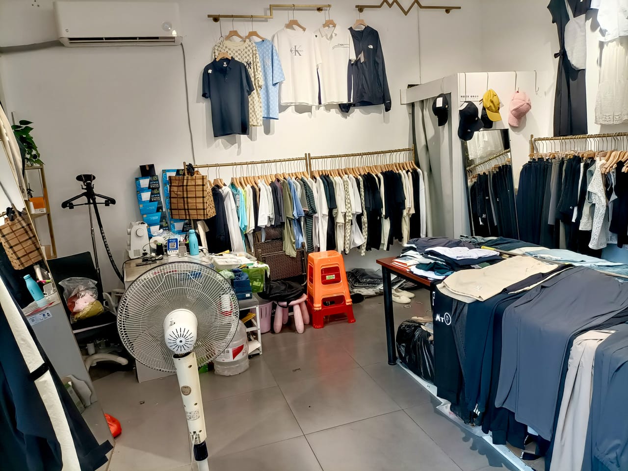松江新松江路小区门口服装店转让！经营7年老店商圈成熟人流大-7