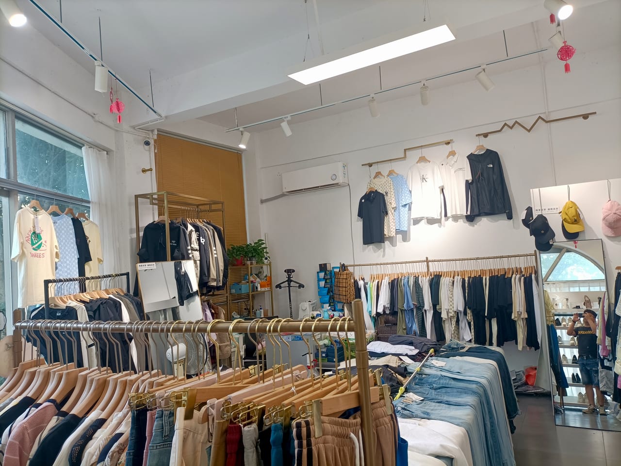 松江新松江路小区门口服装店转让！经营7年老店商圈成熟人流大-4