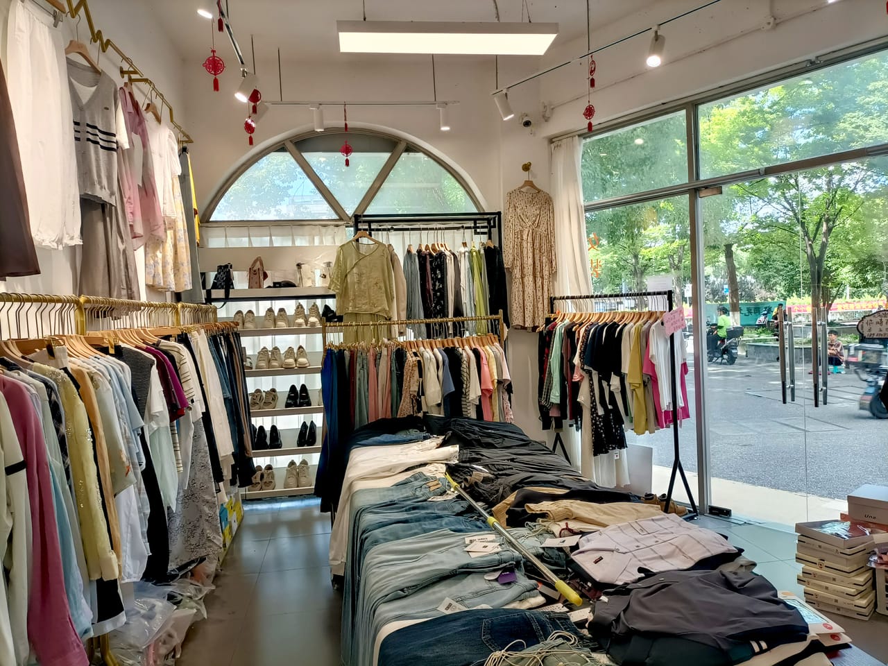 松江新松江路小区门口服装店转让！经营7年老店商圈成熟人流大-2