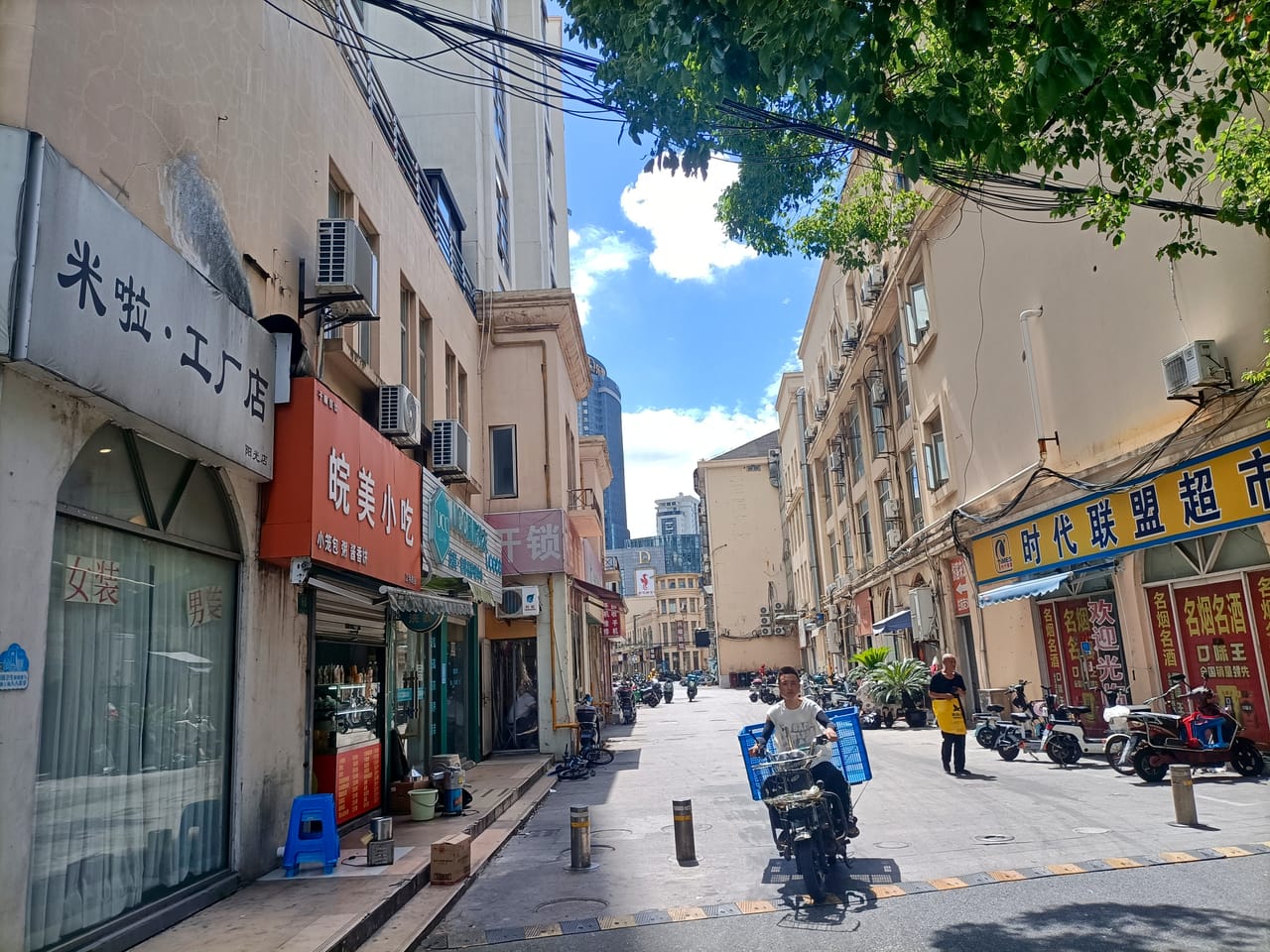 松江新松江路小区门口服装店转让！经营7年老店商圈成熟人流大-3