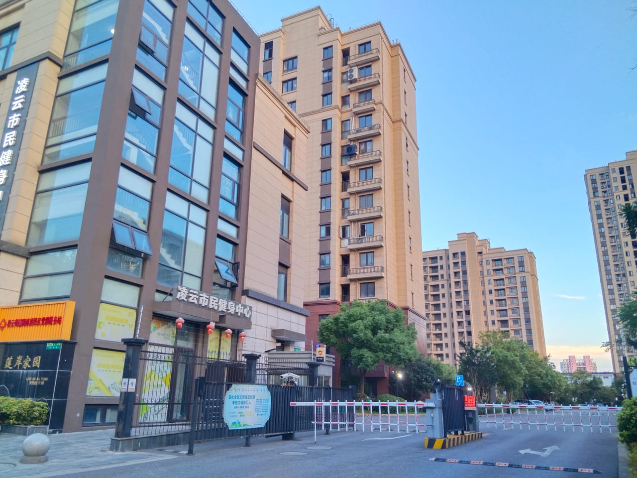虹梅南路旺铺转让！双开门，装修新格局好，十字路口商务楼下-10