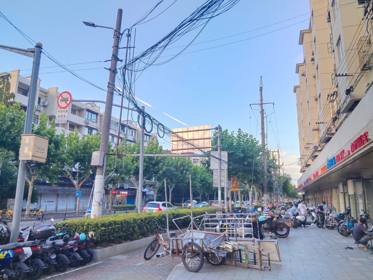 虹梅南路旺铺转让！双开门，装修新格局好，十字路口商务楼下-8
