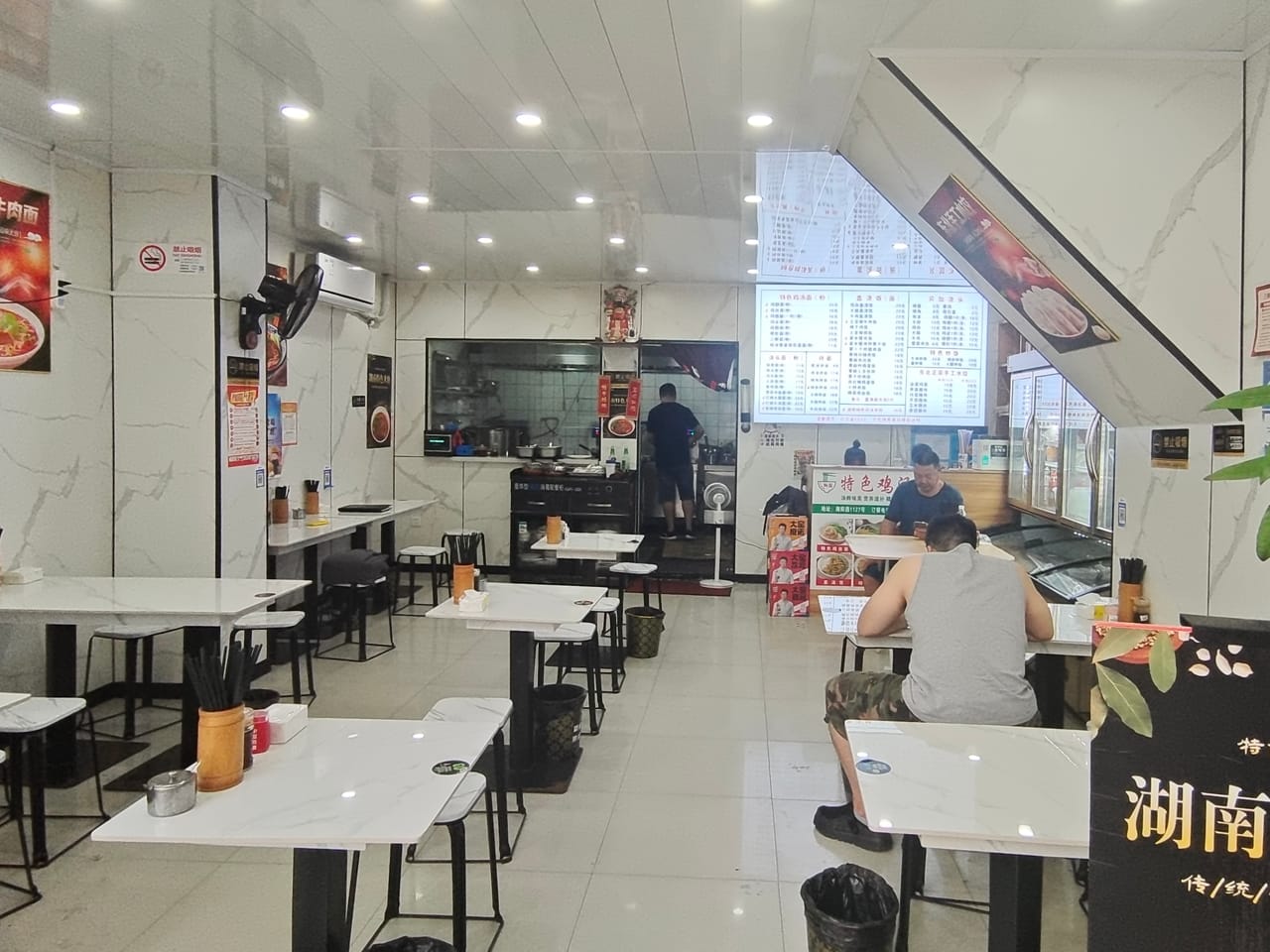 海阳路旺铺转让，周边小区密集，客源无忧，门头展示面宽位置佳-2