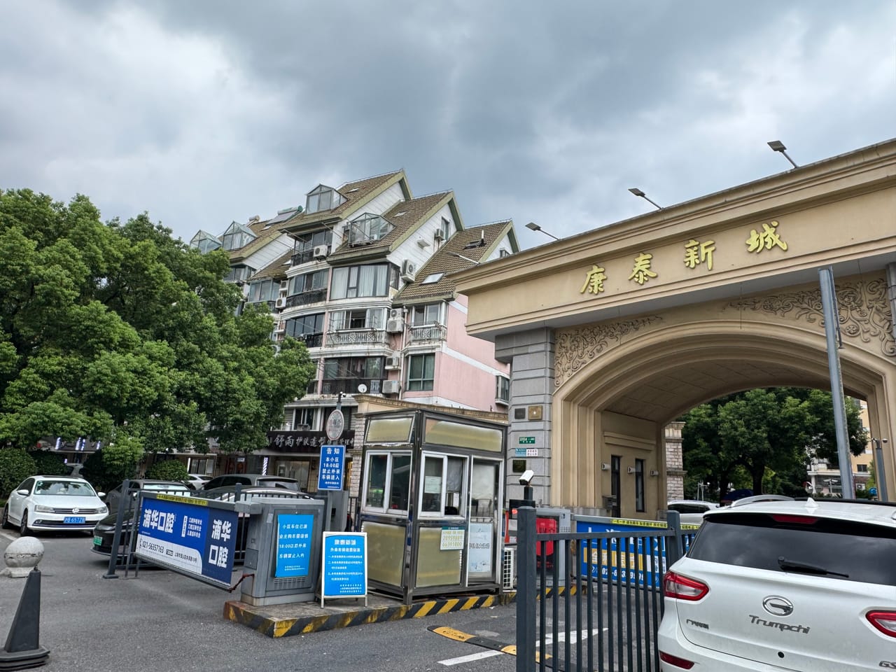 华灵路旺铺出租！无转让费，位于小区门口，门头宽位置佳人流大-10