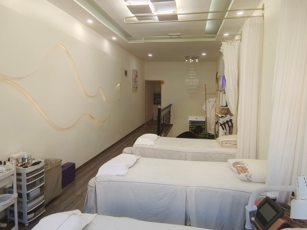 浦东川沙进贤路美甲店转让！客源稳定设备齐全，地理位置优越人流大-3