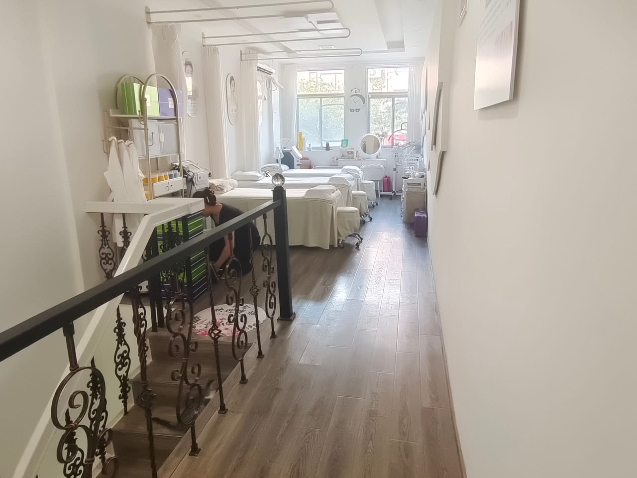 浦东川沙进贤路美甲店转让！客源稳定设备齐全，地理位置优越人流大-9