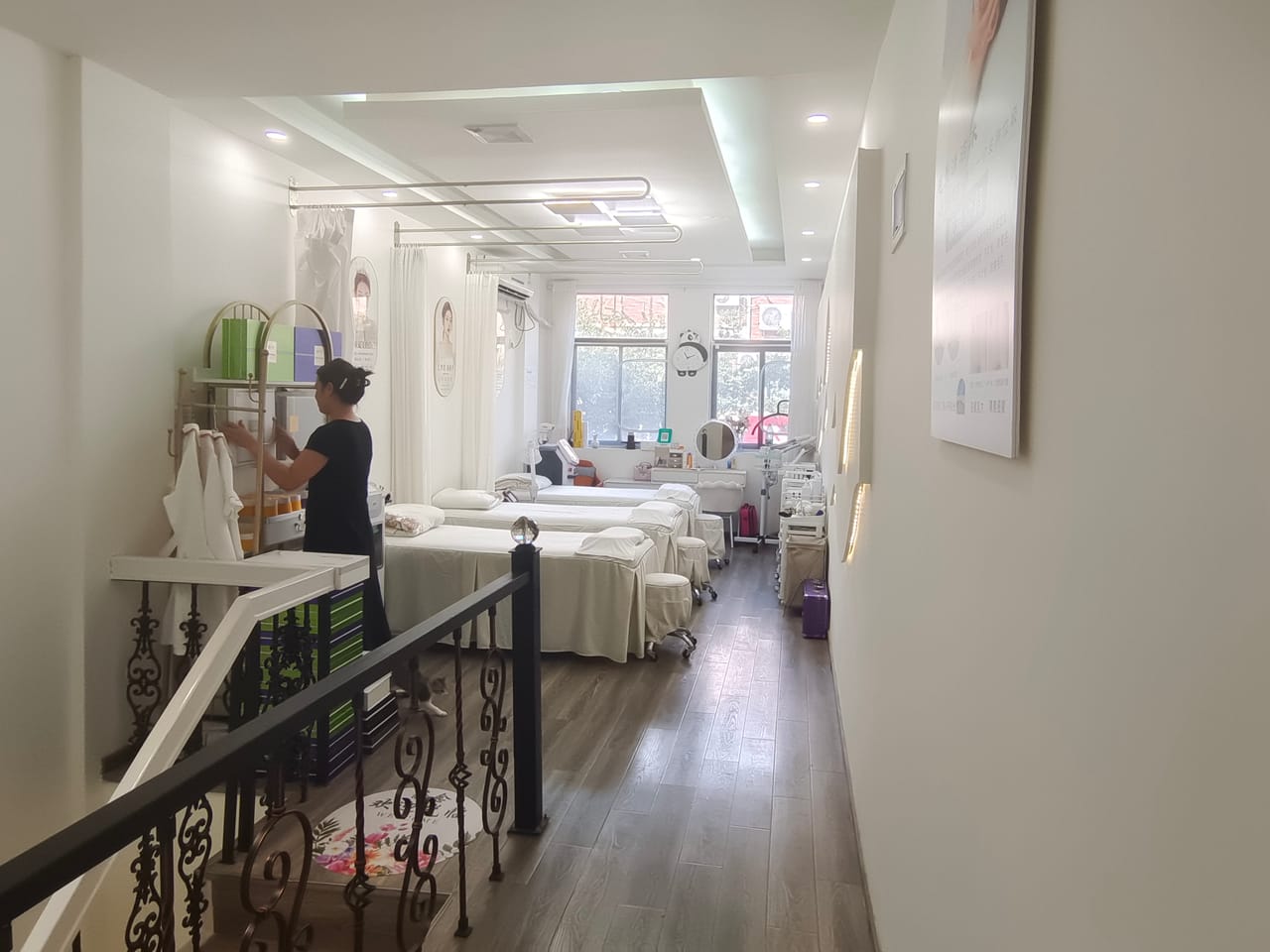 浦东川沙进贤路美甲店转让！客源稳定设备齐全，地理位置优越人流大-4