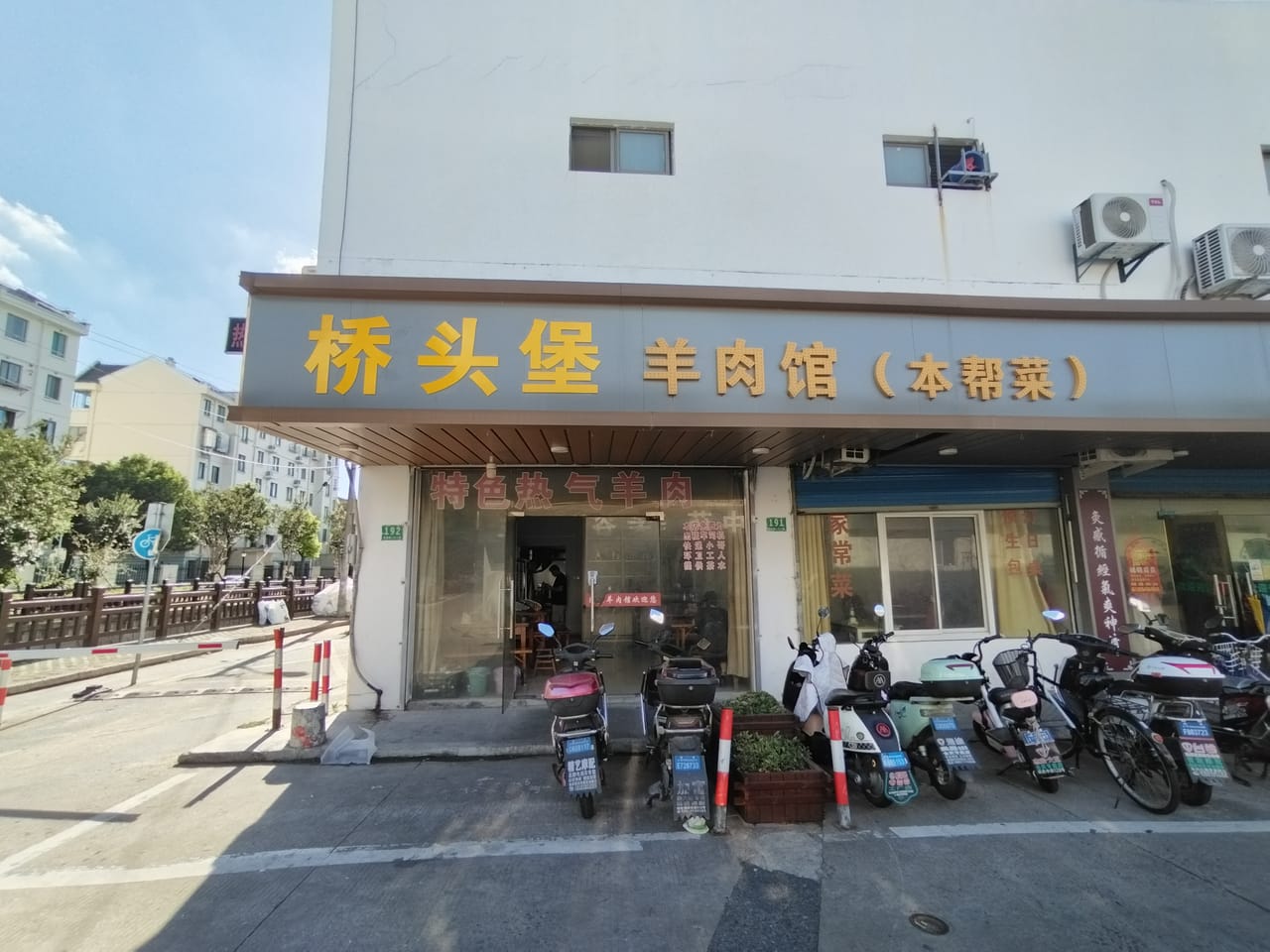 浦东庆荣路餐饮店转让!商圈成熟停车方便有阁楼,客源稳定位置佳