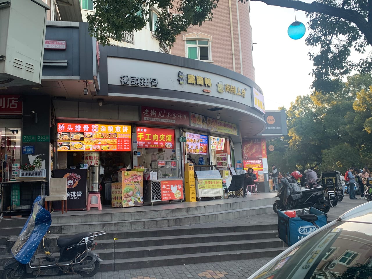闵行区东川路小吃店转让！商圈成熟多小区分布，人流密集，位置佳