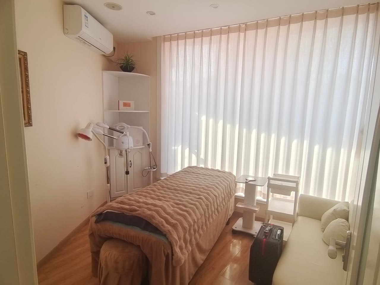 浦东川沙新镇城西路美容店转让！装修精美新颖，设备齐全位置佳-7