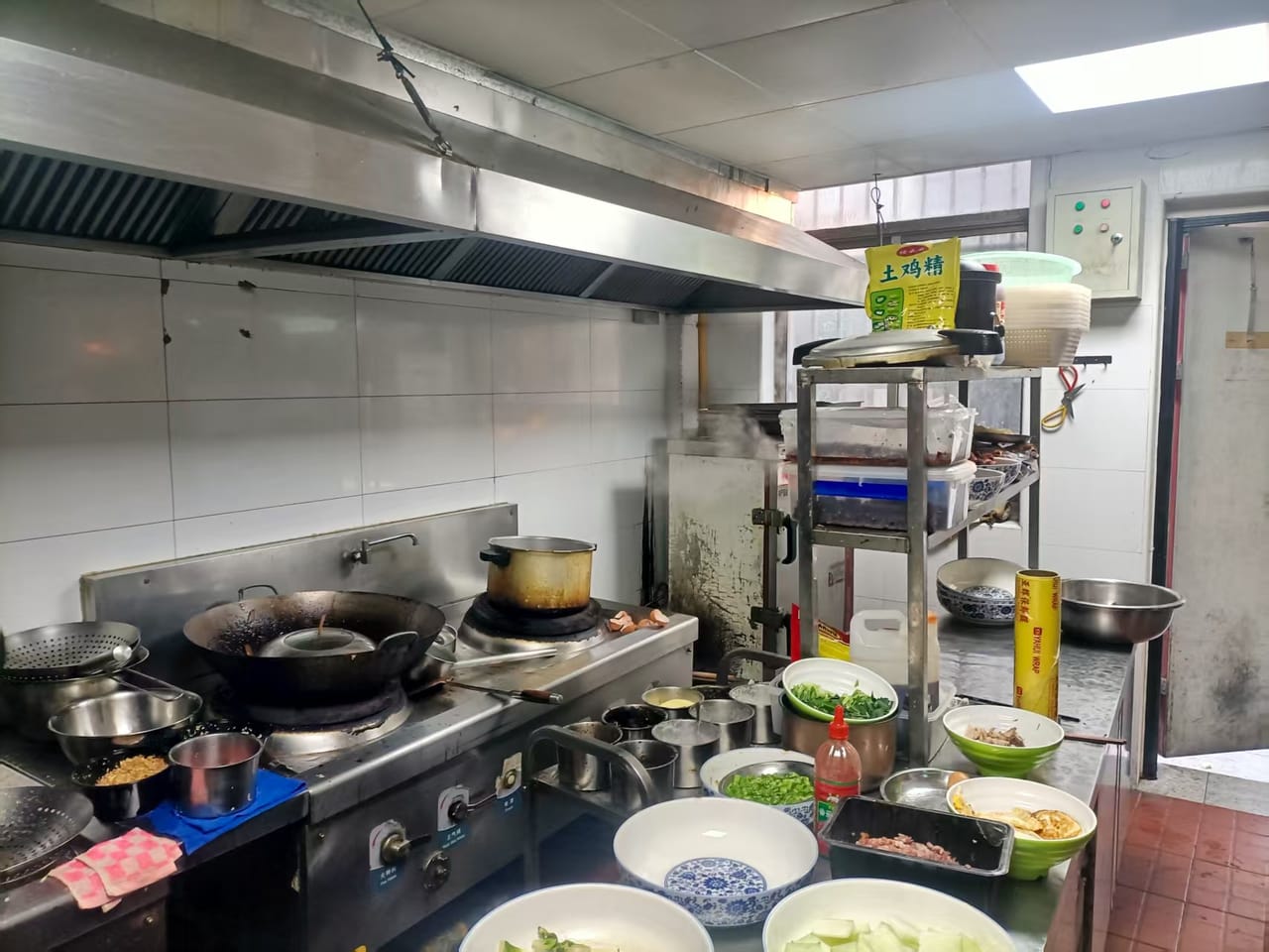 松江仓汇路餐饮店转让！周边多小区环绕，地理位置优越，人流密集-3