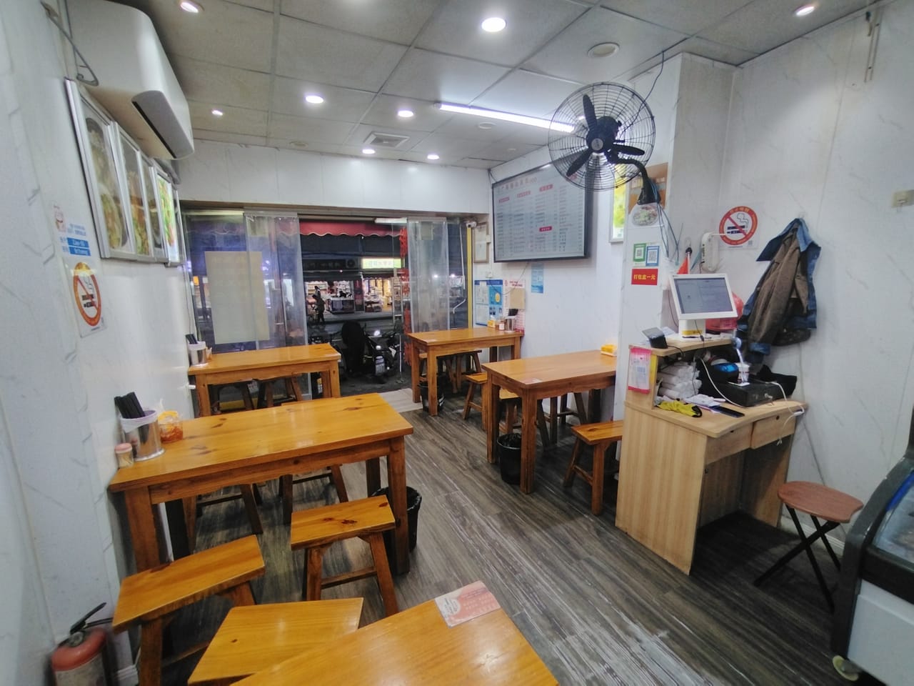 黄浦区老西门街道餐饮店转让！临近地铁出口，周边多小区环绕，人流量密集-4