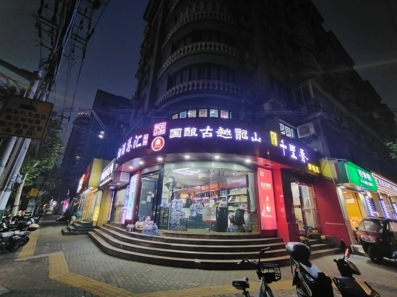 黄浦区老西门街道餐饮店转让！临近地铁出口，周边多小区环绕，人流量密集-9