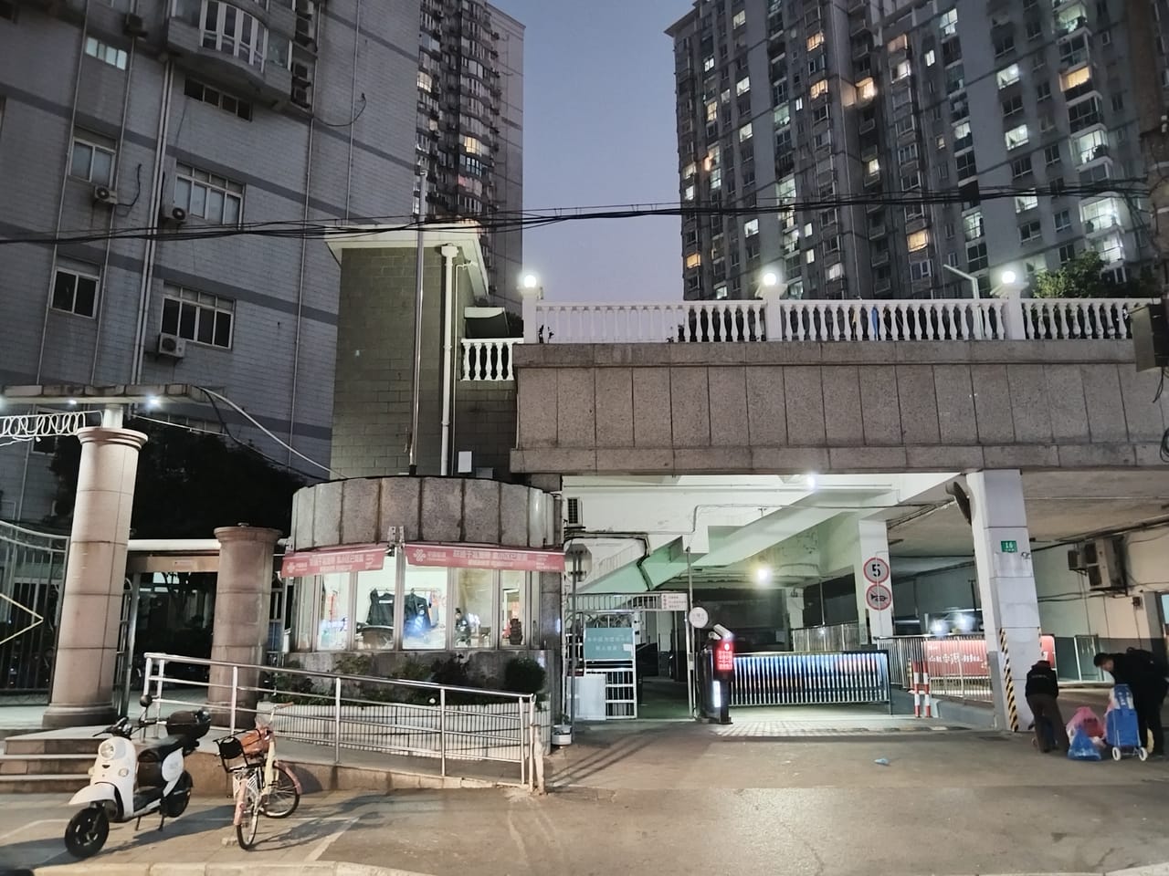 黄浦区老西门街道餐饮店转让！临近地铁出口，周边多小区环绕，人流量密集-3