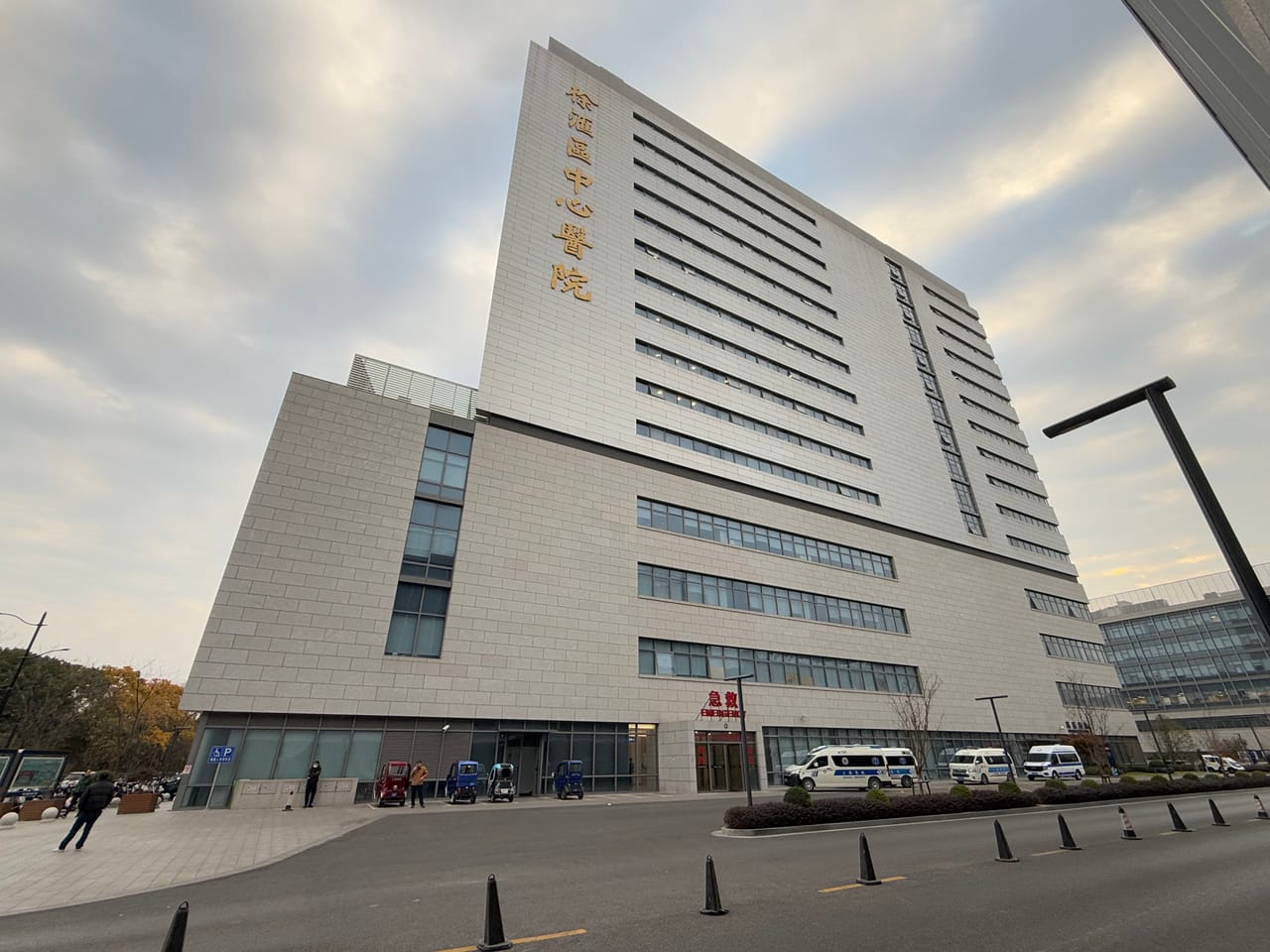 徐汇长桥街道龙川北路旺铺出租！地理位置优越，除餐饮外无行业限制-6