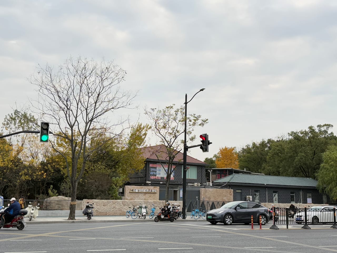 徐汇长桥街道龙川北路旺铺出租！地理位置优越，除餐饮外无行业限制-7