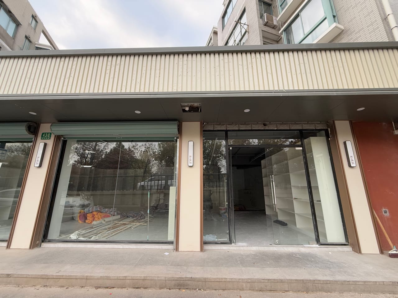 徐汇长桥街道龙川北路旺铺出租！地理位置优越，除餐饮外无行业限制