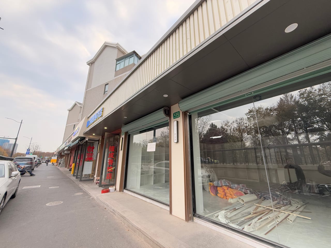 徐汇长桥街道龙川北路旺铺出租！地理位置优越，除餐饮外无行业限制-5