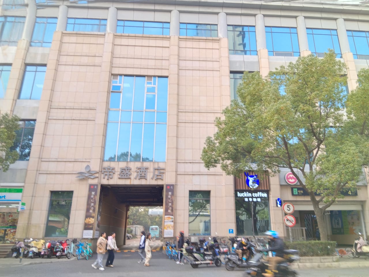 浦东世纪公园附近美发店转让！近地铁精装修带会员全天人流量大-4
