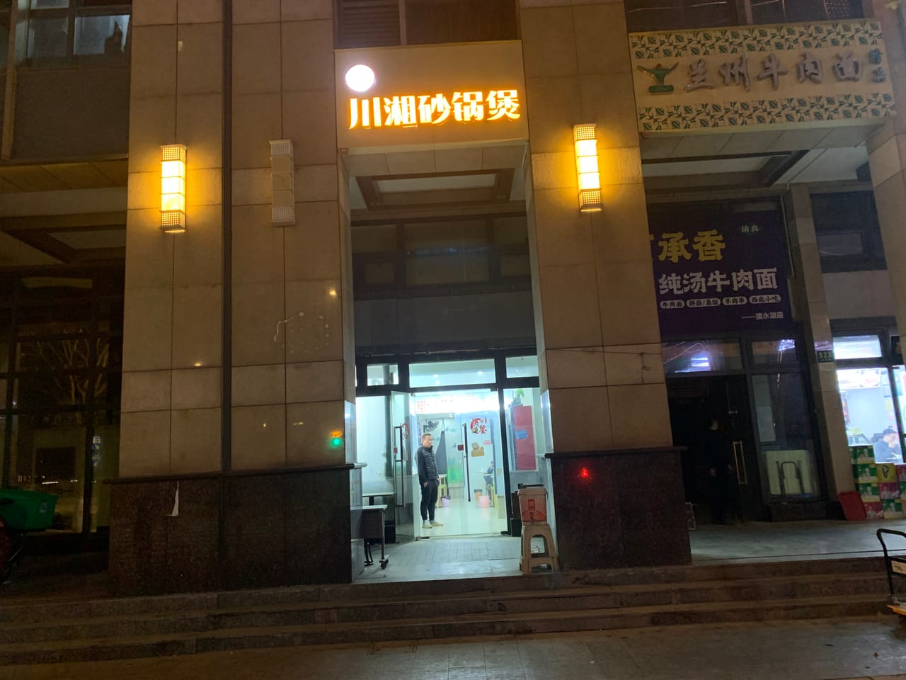 浦东南汇水芸路餐饮店转让!有天然气无行业限制,地理位置佳,人流密集