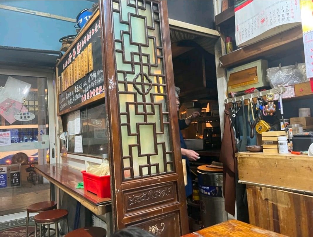 浦东齐河路餐饮店转让！沿街门店门口公交车站无行业限制，位置佳-7