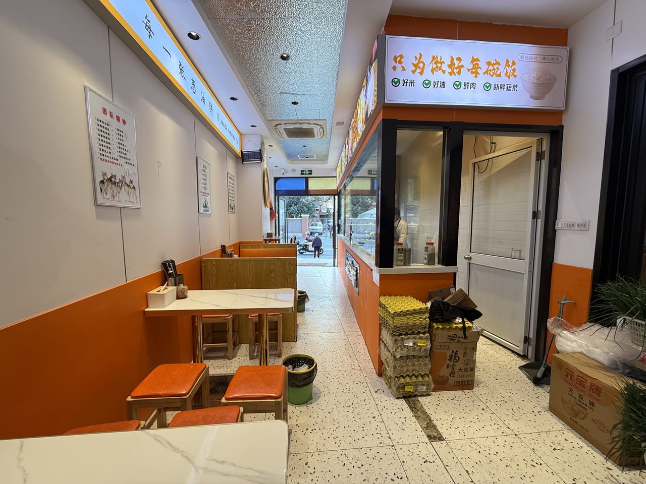 静安镇宁路餐饮店转让！菜场对面周边多小区，商圈成熟人流密集