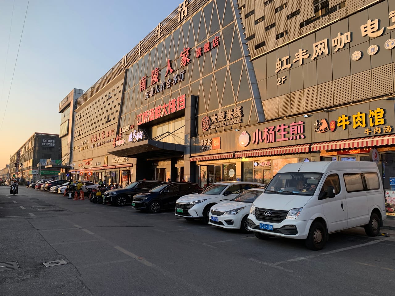 曹安公路旺铺转让！纯一楼，近地铁口，多小区商务分布，位置佳-4
