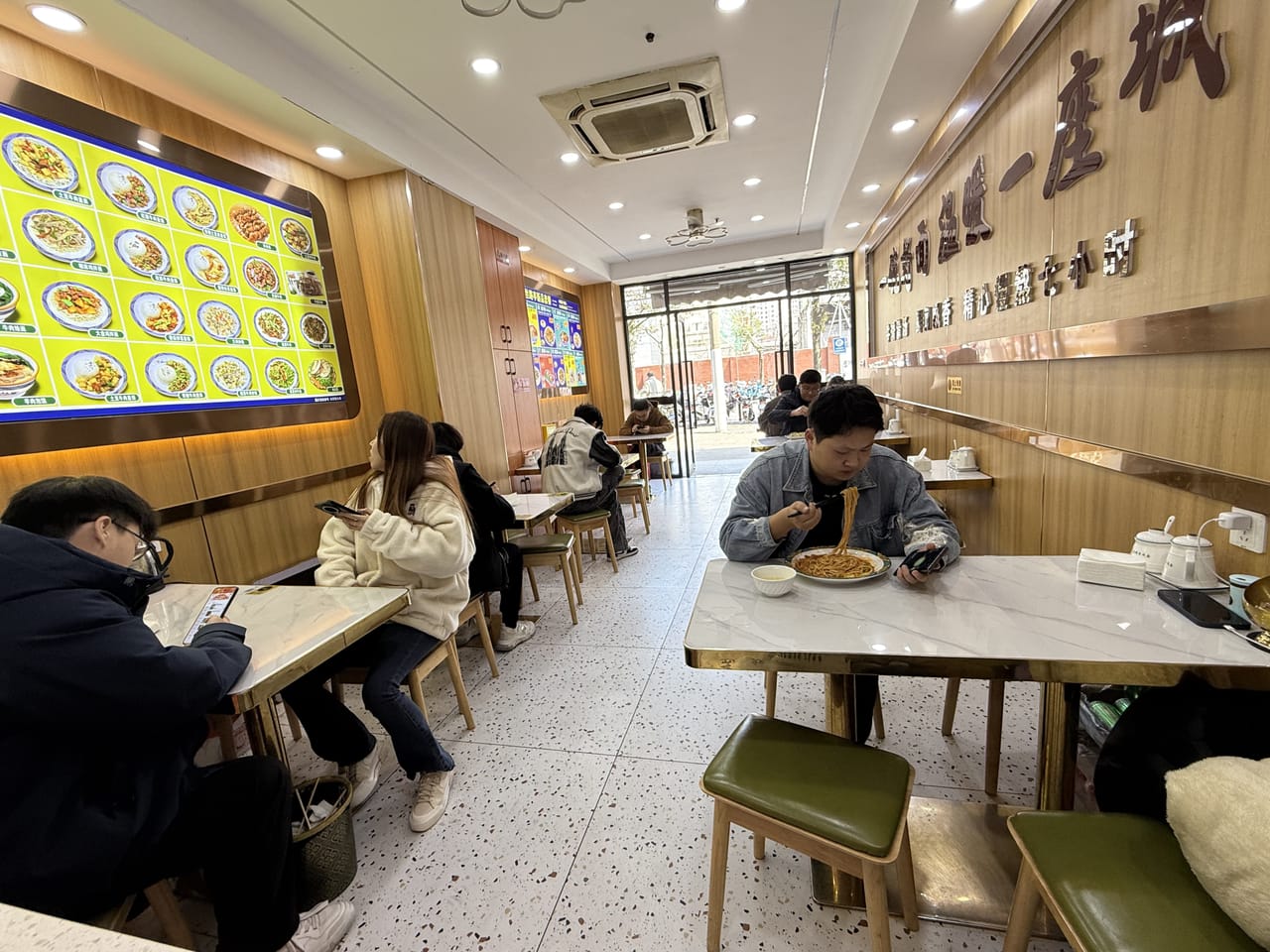 静安区大统路地铁口餐饮店转让！带阁楼，附近小区公寓商务楼-2